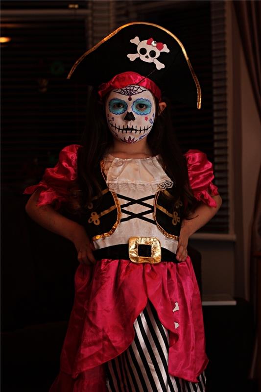 dekle piratski kostum, povezan z mehiško ličenje lobanje, ideja kostuma za noč čarovnic za dekle
