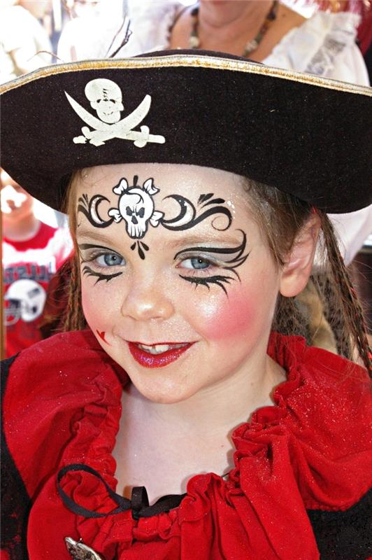 ideja za piratsko ličenje dekleta z risbo lobanje na čelu, piratski kostum za dekle