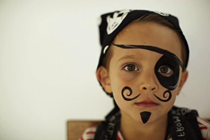 fantovski piratski make -up z snazaroojem, risba črnega obliža in brkov za enostavno piratsko ličenje