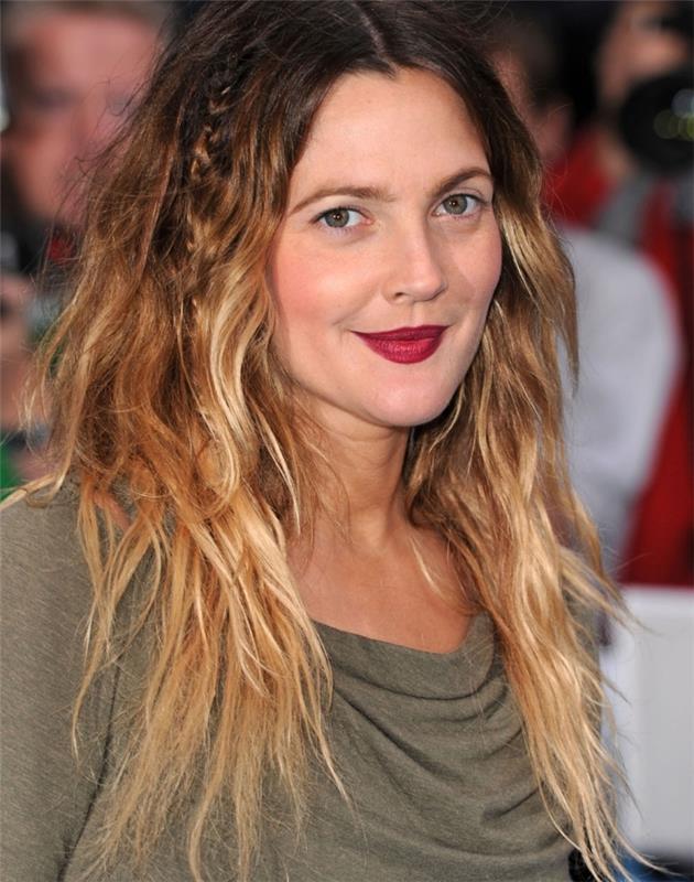 Pričeska slavne osebe Drew Barrymore z dolgimi barvnimi lasmi črnih korenin in bakrenimi konicami s pletenico
