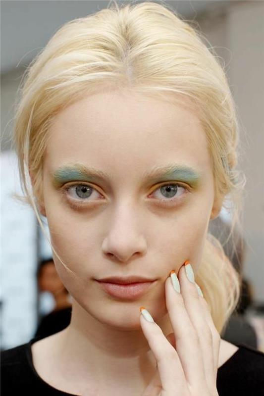 ličila zelenih oči s pastelno zelenimi in pastelno oranžnimi naravnimi ustnicami blond lasje