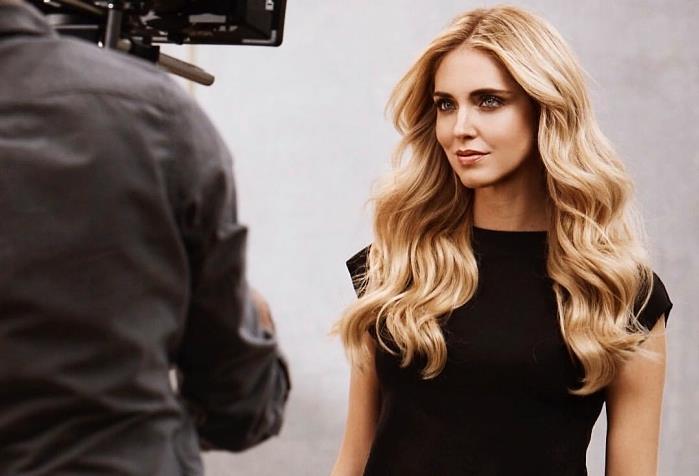 İtalyan blogger Chiara Ferragni, bal sarısı saç rengi, dalgalı dalgalı uzun saçlar için saç modeli,