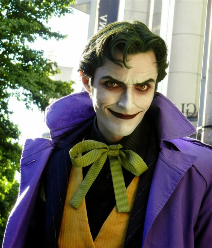 Harley Quinn Joker, Neoninis drugelis, dryžuota striukė, ilgas mėlynas paltas, dažyti plaukų kirminai, raudona burna