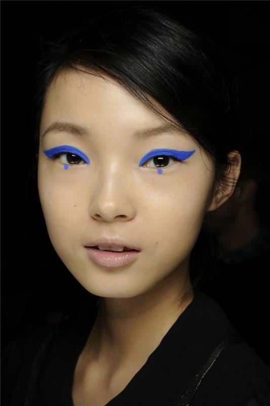 kako si narisati oči n električno modra modna podoba, ki so jo predstavile modne brvi