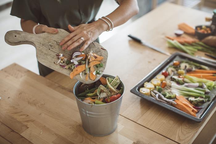 pasigaminkite kompostą iš maisto likučių, daržovių likučių