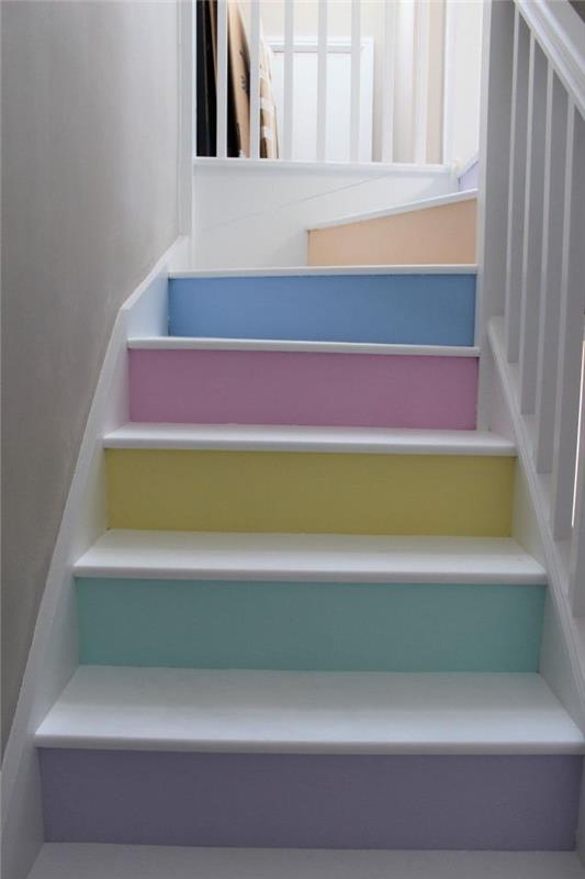 belo pobarvano stopnišče z dvižnimi stopnicami v različnih pastelnih odtenkih, ki dajejo energijo