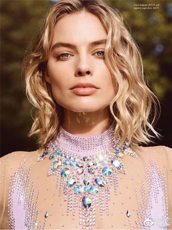 margot robbie ortası ayrılık ile kare dalgalı sarı kristallerle işlemeli pembe elbiseli