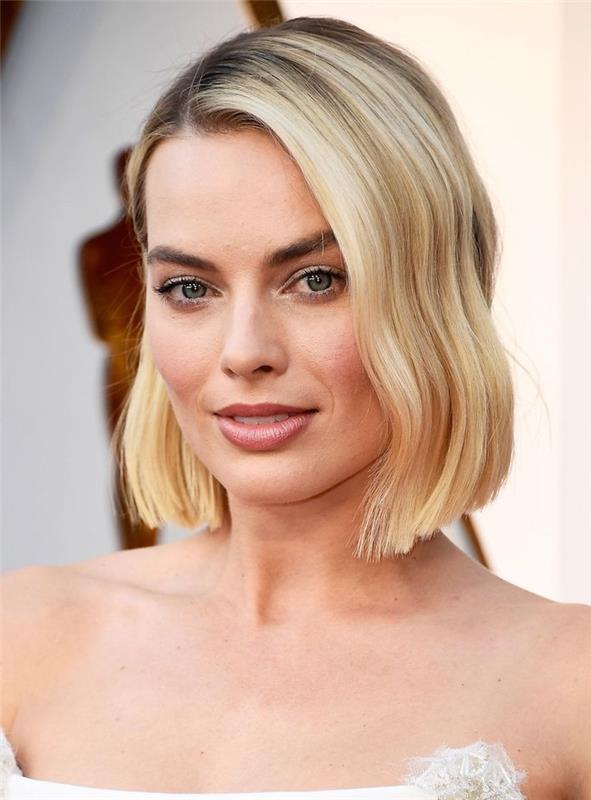 koyu renk köklere uzanan ince sarı saçlı margot robbie'nin kırmızı halı görünümü, göz alıcı kadın makyajı