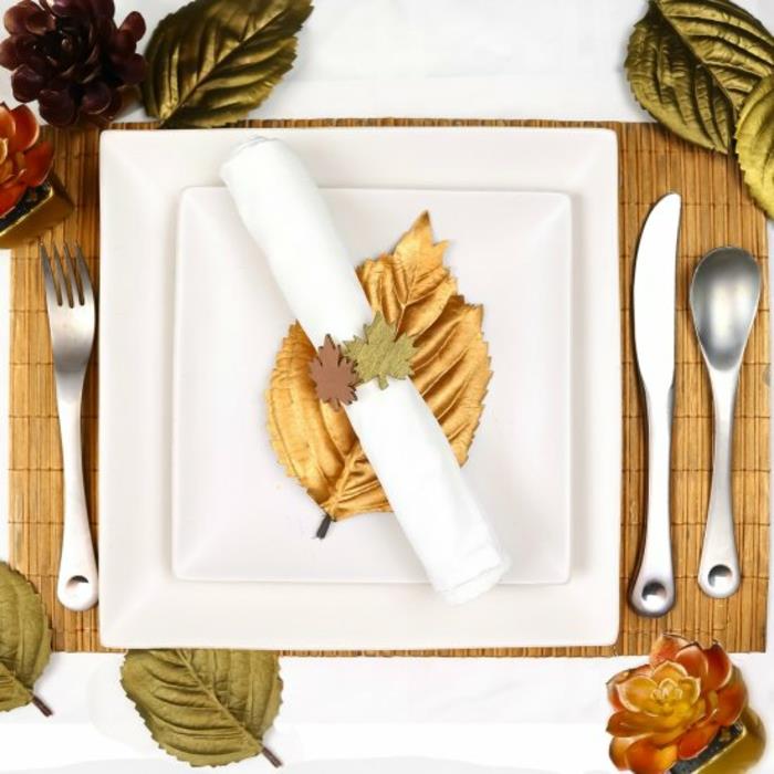 rudens vestuvių rudens tema šaunios idėjos, kaip papuošti kvadratinę lėkštę aukso lapų balta staltiesė