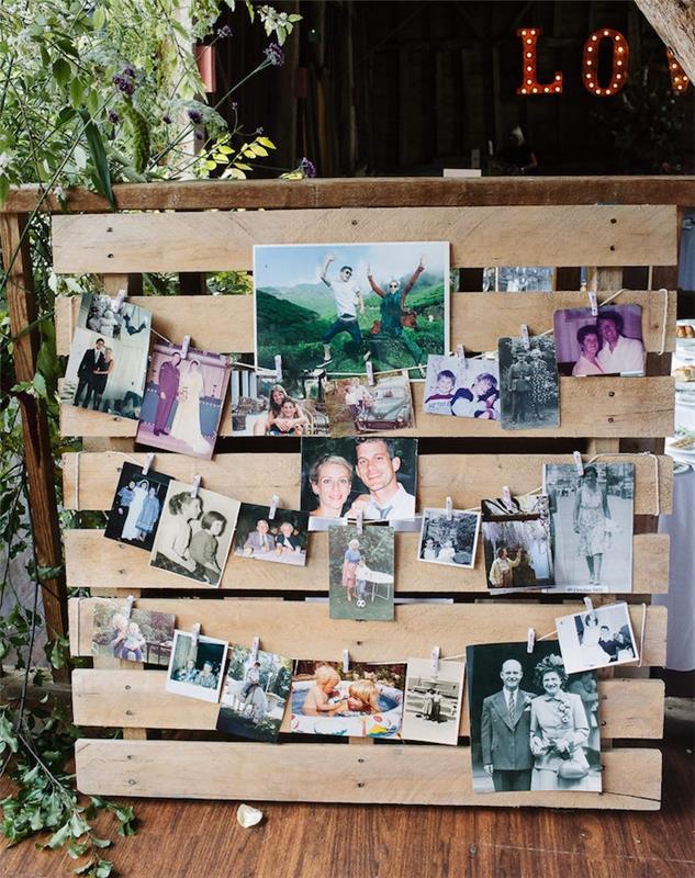 kaimiškas vestuvių dekoras, medinis padėklas, papuoštas šeimos nuotraukomis, suvenyrų nuotraukų kampas, pakabintas ant vielos mažais skalbinių segtukais