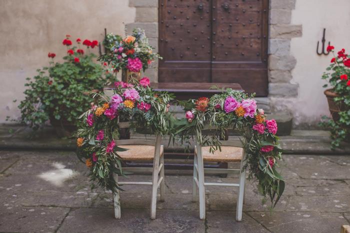 podeželska poroka, dekoracija cvetličnih stolov z venci cvetja, cvetlična poročna ideja na podeželju