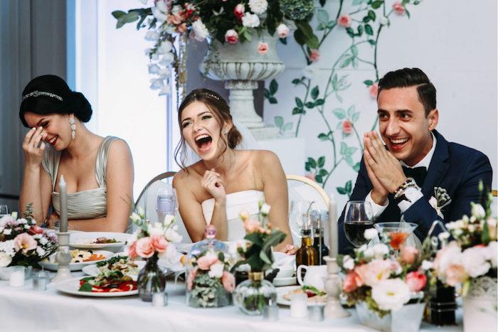 Nasmejana ženska, poročni izvirni nazdravi, izvirna poročna animacija, izvirna tematska poročna ideja presenečenja