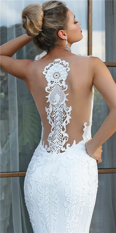 undinė vestuvinė suknelė, nugara su baltų nėrinių juosta su išskirtiniais gėlių ir arabeskos raštais, tvirtai prigludusi suknelė