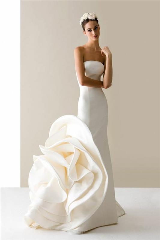 undinė vestuvinė suknelė, undinė vestuvinė suknelė, ekrinė spalva, didelė dešinės pusės rožė, dideli raukiniai, aptempta krūtinė, didelės baltos audinio rožės tiaroje ant galvos