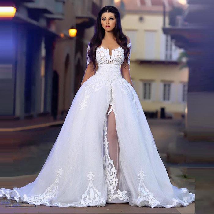 didelė balta rytietiška vestuvinė suknelė, grandiozinis vestuvių aprangos modelis