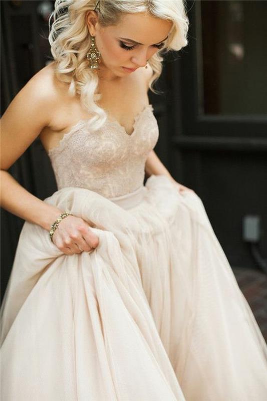 vestuvių-vestuvių suknelė-ilga-balta-blondinė-graži moteris