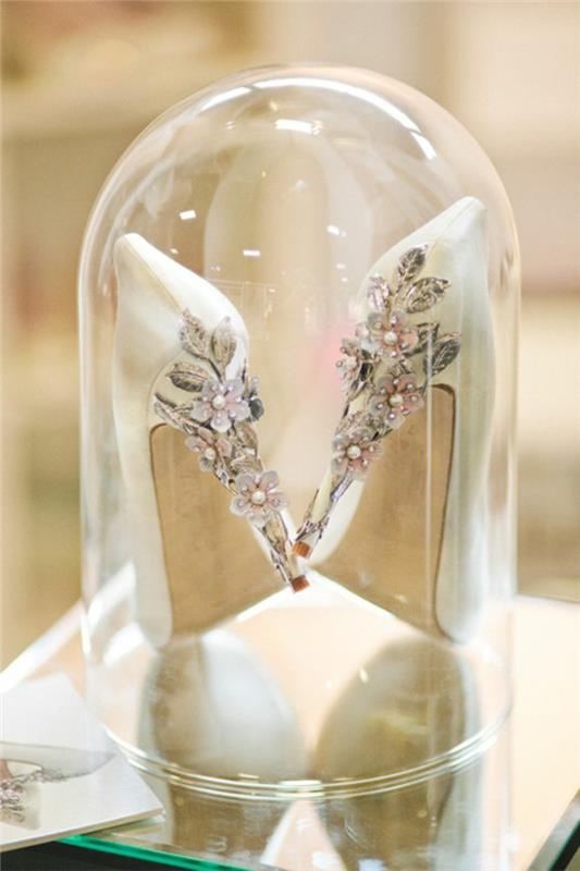 poročna obleka-disney-princesa-lepotica-in-zver-čevlji