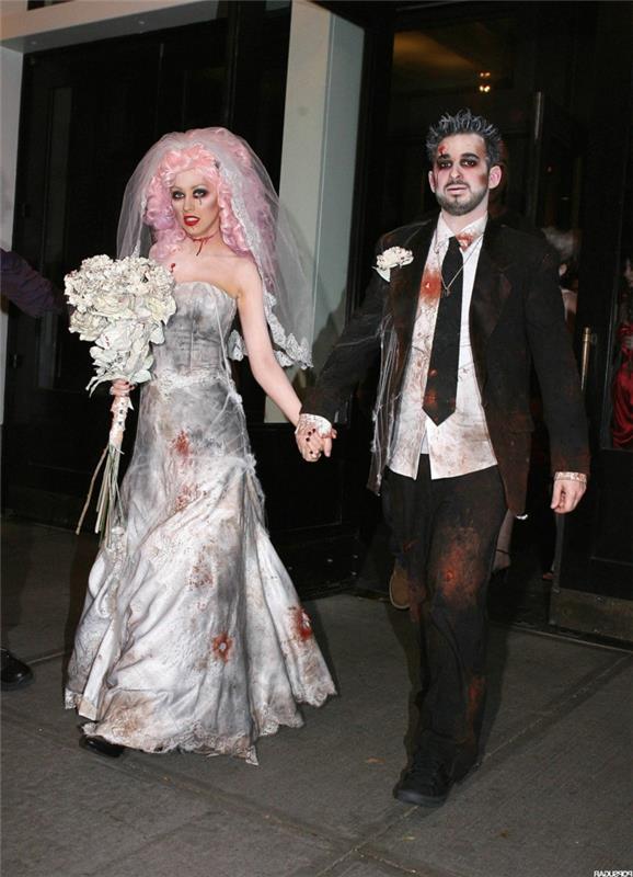 Christina Aguilera ir jos vyras apsirengė ir pasipuošė Helovynui, baisioms vestuvėms, ilga balta suknele ir rožiniu peruku