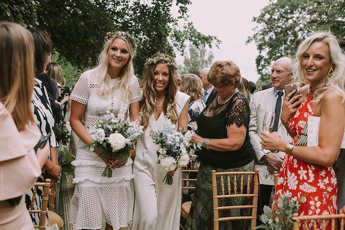Şık düğün kokteyl elbisesi, bir arkadaşınızın düğününü kutlamaya davet edildiğinde nasıl iyi giyinilir