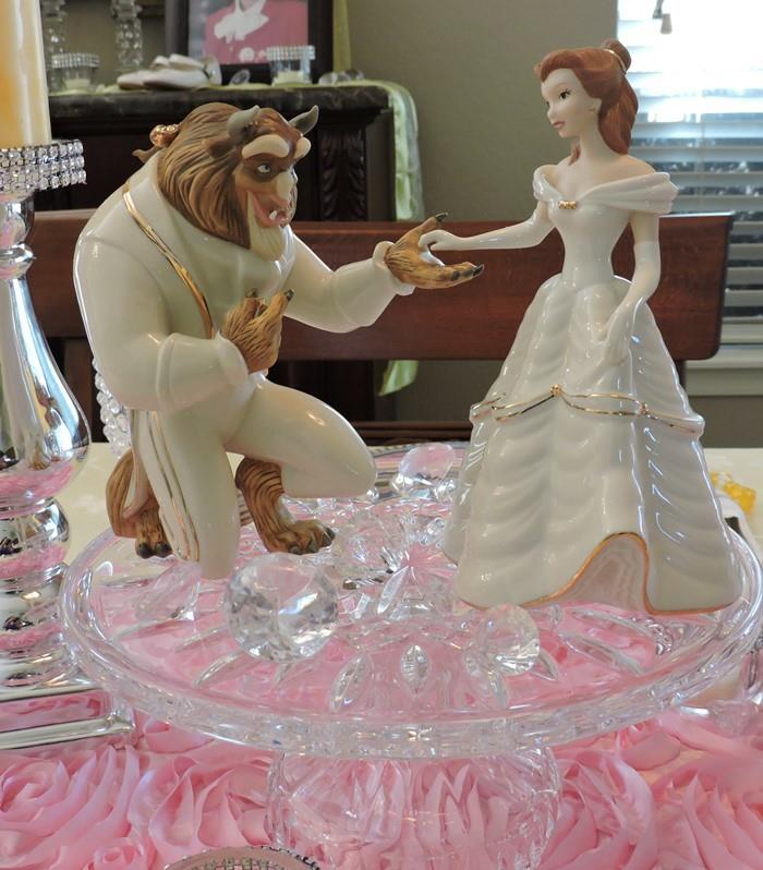 poročna-tema-izvirnega-poročne-torte-dekoracija-ideje-zabava-praznovanje-z-Lepota-in-Zver-lepa-figura v belem
