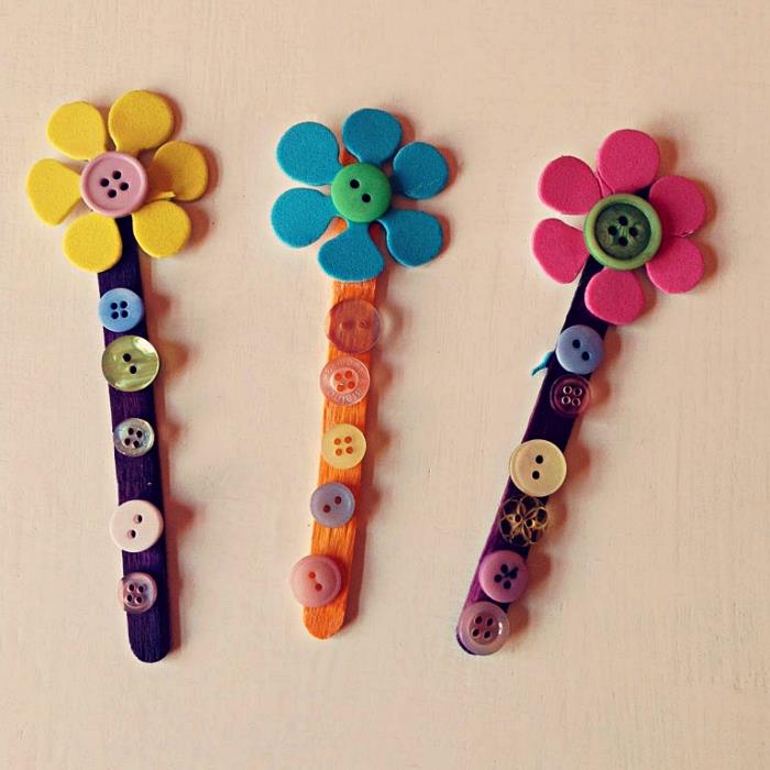 küçük düğmelerle süslenmiş tahta çubuklarda çiçek kitap ayraçları, anneler günü için kendin yap hediye fikri
