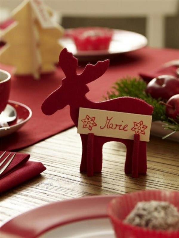 kızıl geyik isimlik, orijinal yer etiketi, ahşap masa, kırmızı masa koşucu, kırmızı tekstil peçeteler