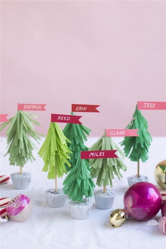 Bir şeker üzerinde konuk adı etiketleri olan kağıt Noel ağacı yer işareti, üretim için Noel dekorasyonu