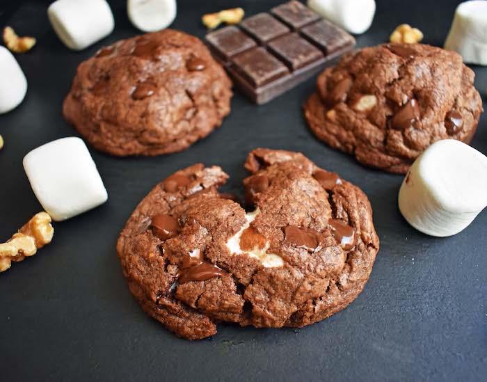 „Biscotti con marshmallow“, „pezzo di cioccolato“, slapukai, „con noci“, sausainiai su cioccolato