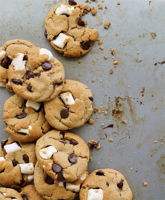 Piškotki con gocce di cioccolato, biscotti con marshmallow, piškoti fatti in casa ricetta