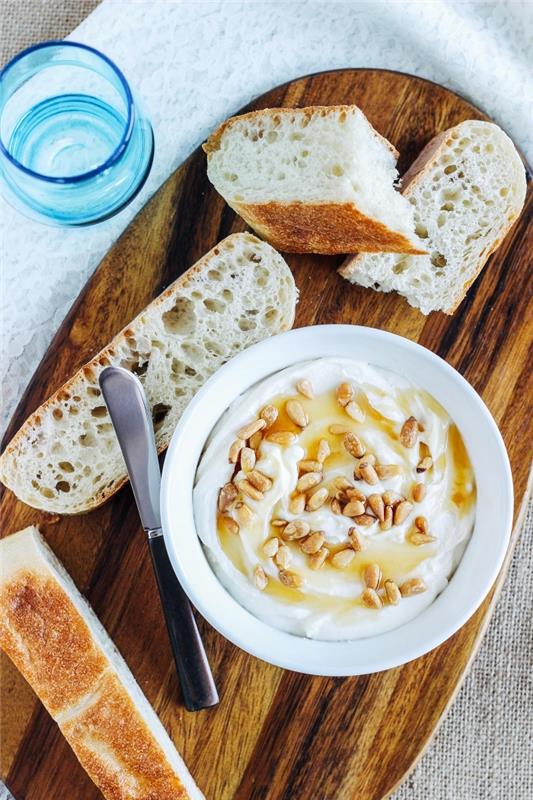 stepeni mascarpone z medom in pistacijami, postrežen z rezinami podeželskega kruha, kaj storiti z mascarponejem