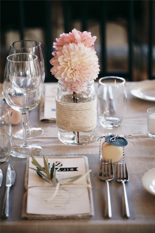 zidarski kozarec, cvetlični šopek, mizna posoda, vinski kozarci, dekor na sredinski mizi, majhni makaronovi izdelki
