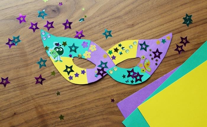 kaip padaryti spalvingą popierinę karnavalo kaukę, kaukės dekoravimą mažomis žvaigždutėmis