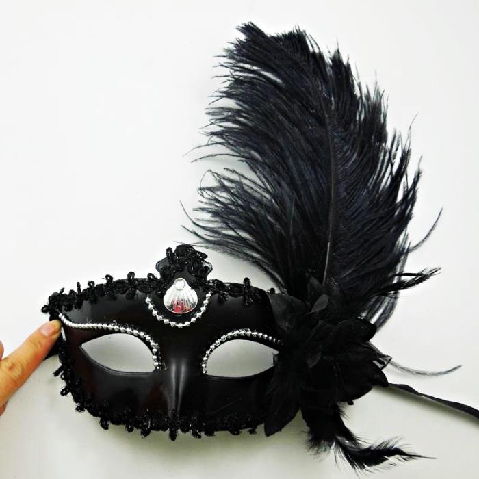 tüyler ve siyah çiçek dantel ile siyah karnaval maskesi şablonu, gümüş rhinestones ile küçük dekorasyon
