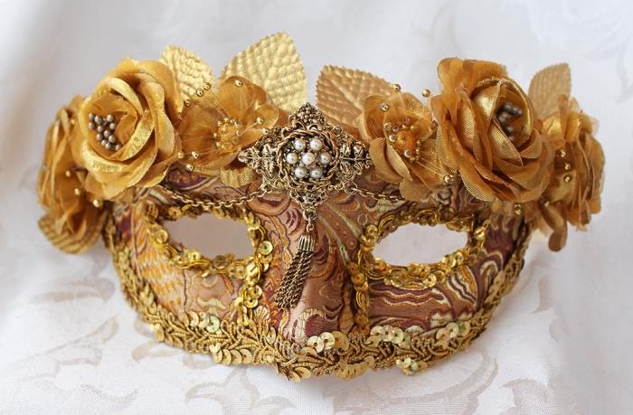 kadın için karnaval kılığı fikri, küçük altın çiçekler ve metalik süslemeli maske
