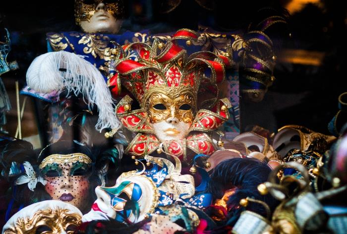 Venedik karnavalı için kılık değiştirmiş Venedik mağazalarının vitrinlerinde geleneksel maske modelleri