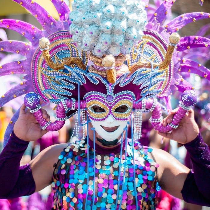 Karnaval maskesi, renkli payetler giymiş adam, değişen roller karnavalı