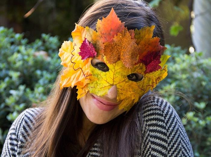 Kurutulmuş yapraklardan bir karnaval maskesi yapmak için kendin yap fikri, koyu kahverengi uzun saçlı kız
