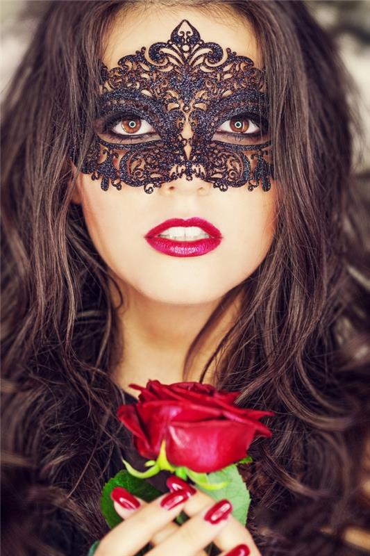 kadın maskeli balo maskesi, yüzünde siyah dantel maskeli uzun kıvırcık saçlı kadın