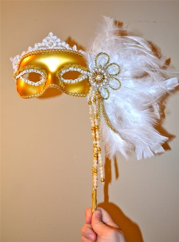 beyaz ve altın kendin yap karnaval maskesi, beyaz tüylü ve altın boncuklu maske