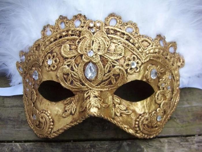 maskeli balo maskesi kadın, küçük kristaller ve tüyler ile altın tasarımlı karnaval maskesi modeli