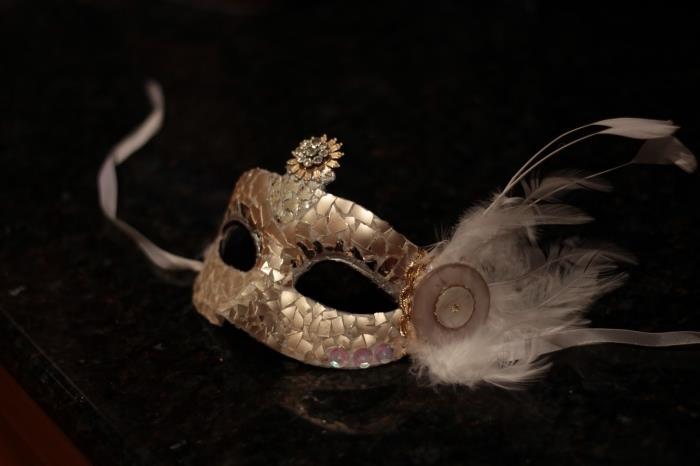 karnaval maskesi, beyaz tüyler ve metalik süslemeli altın tasarım parti maskesi
