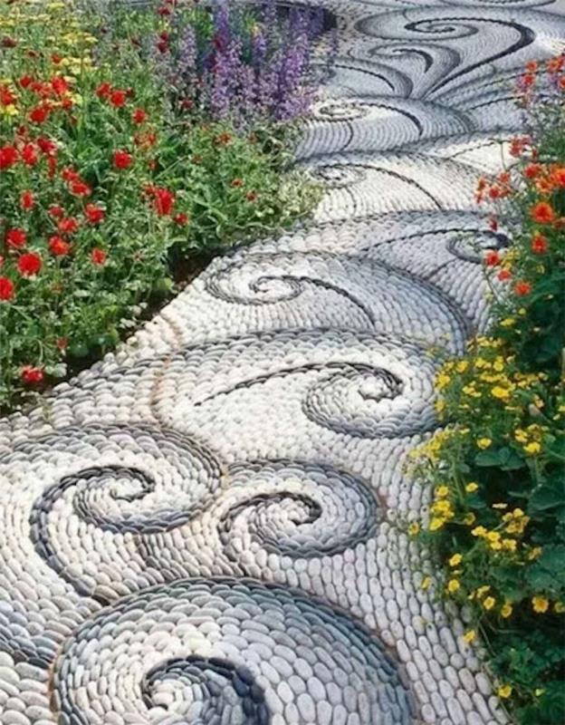 bir koridor oluşturan spiral taşlı çiçeklik