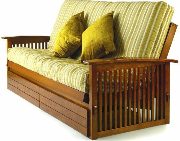 futono čiužinys ir sofa su mediniu rėmu