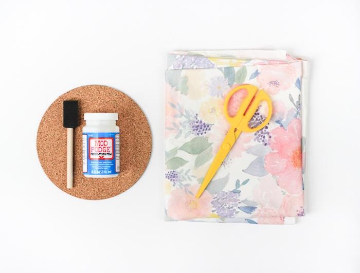 mantar nihale ve çiçek desenli kumaş dekorasyonunda bir fare altlığı yapmak için gerekli malzemeler