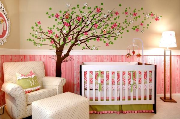 vrtec-drevo-bela-barva-sobna-postelja-dojenček-dekor-pokukaj-a-ustvarjalna-mama