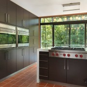Cucina opaca scura con una grande finestra