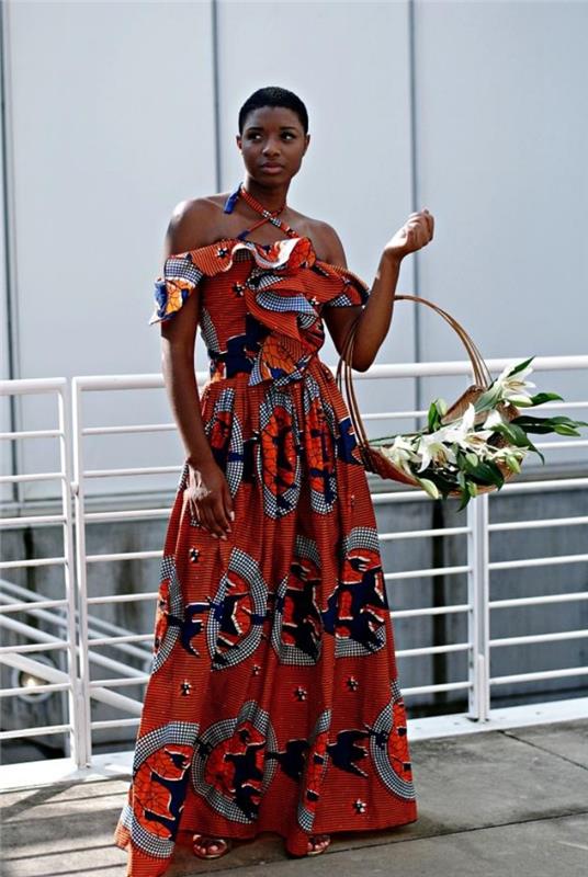 moderni bohemiško stiliaus afrikietiška suknelė, nuimta nuo pečių ir sukryžiuotų dirželių, išryškinanti moterišką siluetą