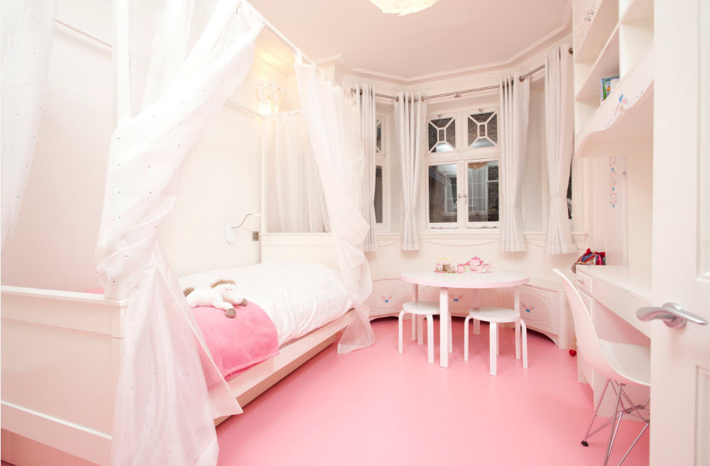 Camera con pavimento rosa