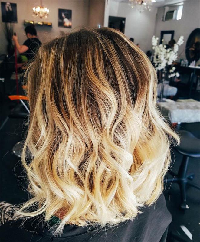 medena balayage, ženska s srednjimi lasmi, pričeska s temnimi koreninami in kodrastimi blond konicami