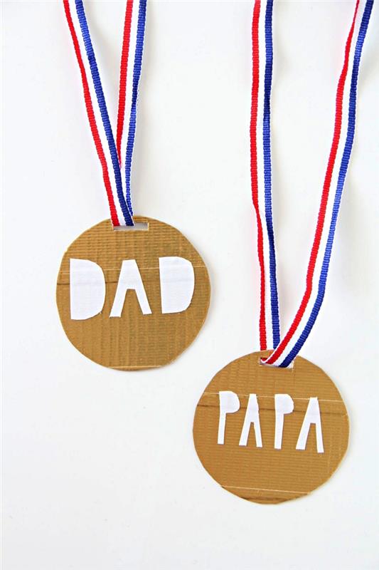 Anaokulunda yapmak için Babalar Günü hediyesi fikri, karton madalya en iyi baba